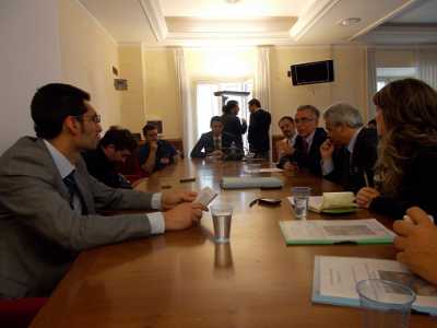 Alcuni delegati in riunione con i deputati e i senatori del Movimento 5 Stelle.